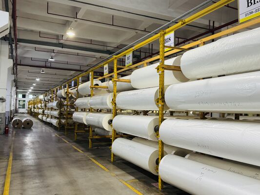 PET-Wärmelaminierungsfilm mit bis zu 130°C Temperaturbeständigkeit 3 Zoll oder benutzerdefinierter Papierkern und Länge von 0-6000 Metern