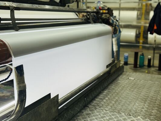 Glanzvoller PET-Laminationsfilm mit 3-Zoll- oder benutzerdefiniertem Papierkern in klarer Farbe und EVA-Klebschicht für einen verbesserten Schutz