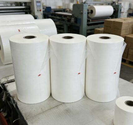 Doppelseitige Behandlung glänzender Laminationsfolie mit Feuchtigkeitssicherung und Mehrfachextrusionsverfahren für verbesserte Verpackungen