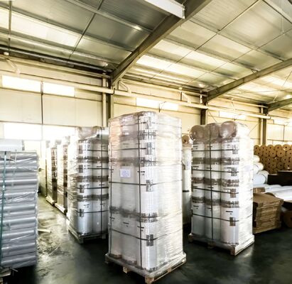 Über 90 GU Glanzniveau Glanzlaminierungsfilm mit Feuchtigkeitssicherung und doppelseitiger Coronabehandlung