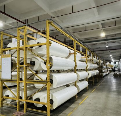 Durchsichtige BOPP-Wärmelaminierungsfolie mit EVA-Kleber aus Korea und 2200 mm Breite für eine klare Schutzbeschichtung