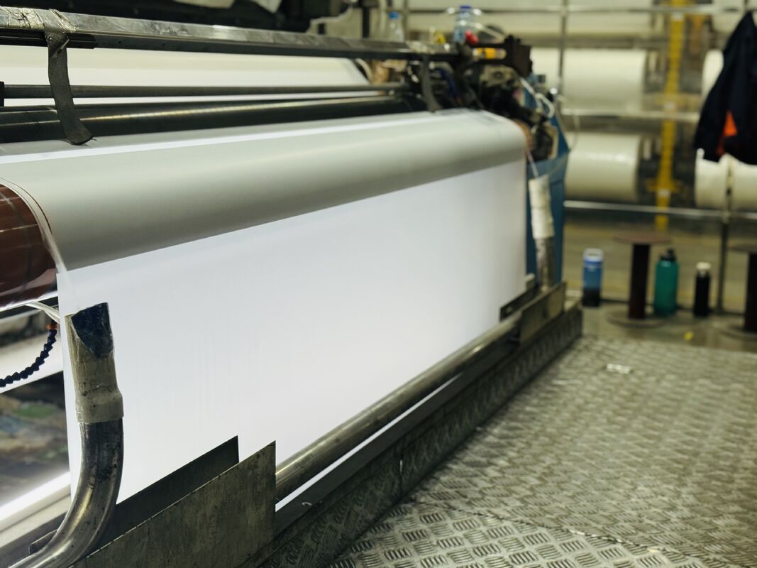 Glanzvoller PET-Laminationsfilm mit 3-Zoll- oder benutzerdefiniertem Papierkern in klarer Farbe und EVA-Klebschicht für einen verbesserten Schutz