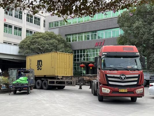 Individuell angefertigte metallisierte PET-Folien mit Hitzebeständigkeit bis 110 °C und glatter reflektierender Oberfläche für Verpackungen und Laminationen